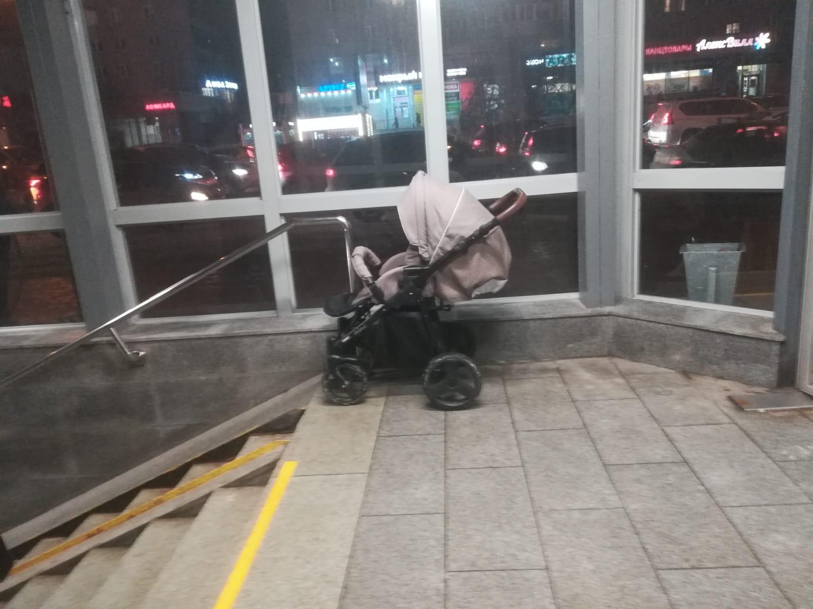 Фото В Новосибирском метро неизвестные бросили коляску без ребёнка 2
