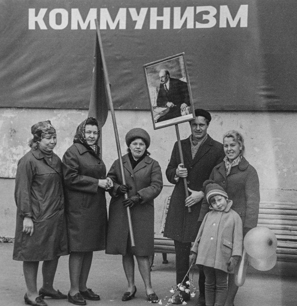 Фото Жители Новосибирска вспомнили первомайскую демонстрацию 1970-х годов 3