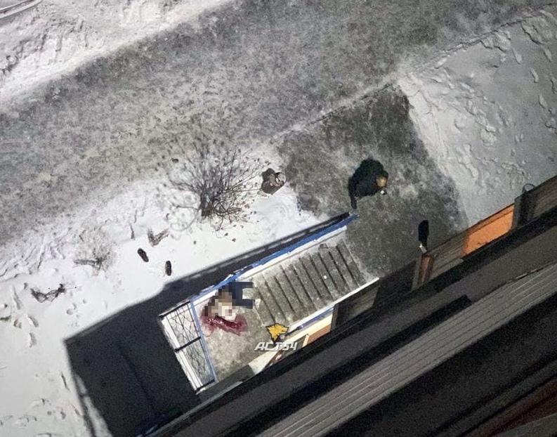 Мужчина выпавший из окна сегодня. Мужчина выпал из окна Новосибирск. Парень выпал с 14 этажа Новосибирск. Выброс из окна.
