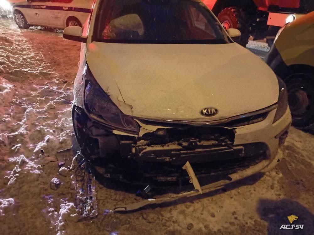 Фото В Новосибирске уходивший от погони автомобиль врезался в крыльцо магазина 2