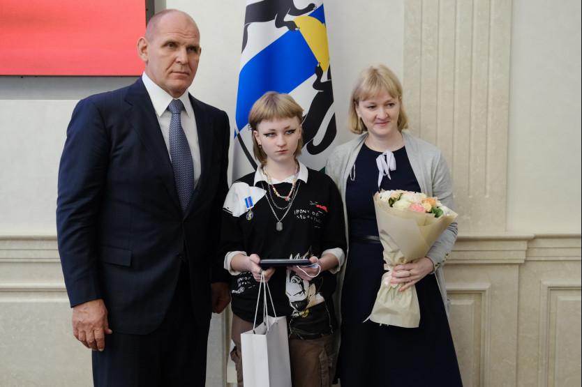 Фото В Новосибирске школьника наградили за предотвращение суицида 3