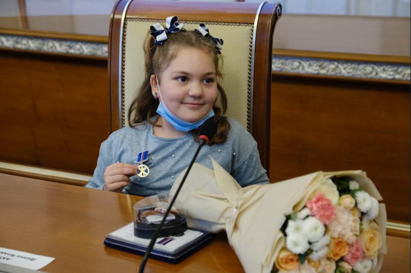 Фото В Новосибирске школьника наградили за предотвращение суицида 2