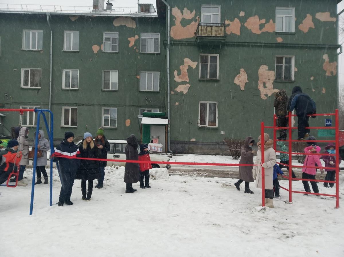 Фото Всем миром: в Заельцовском районе жители благоустраивают дворы вместе с предпринимателями и депутатами 4