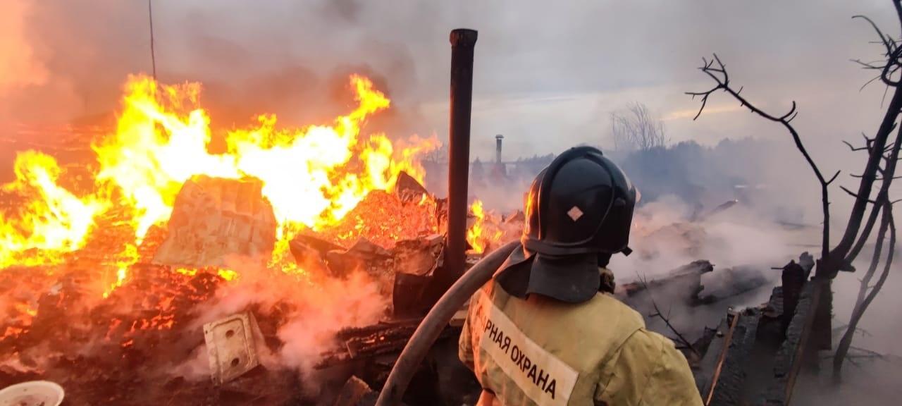 Фото Два человека погибли в пожаре в деревне Новосибирской области 3