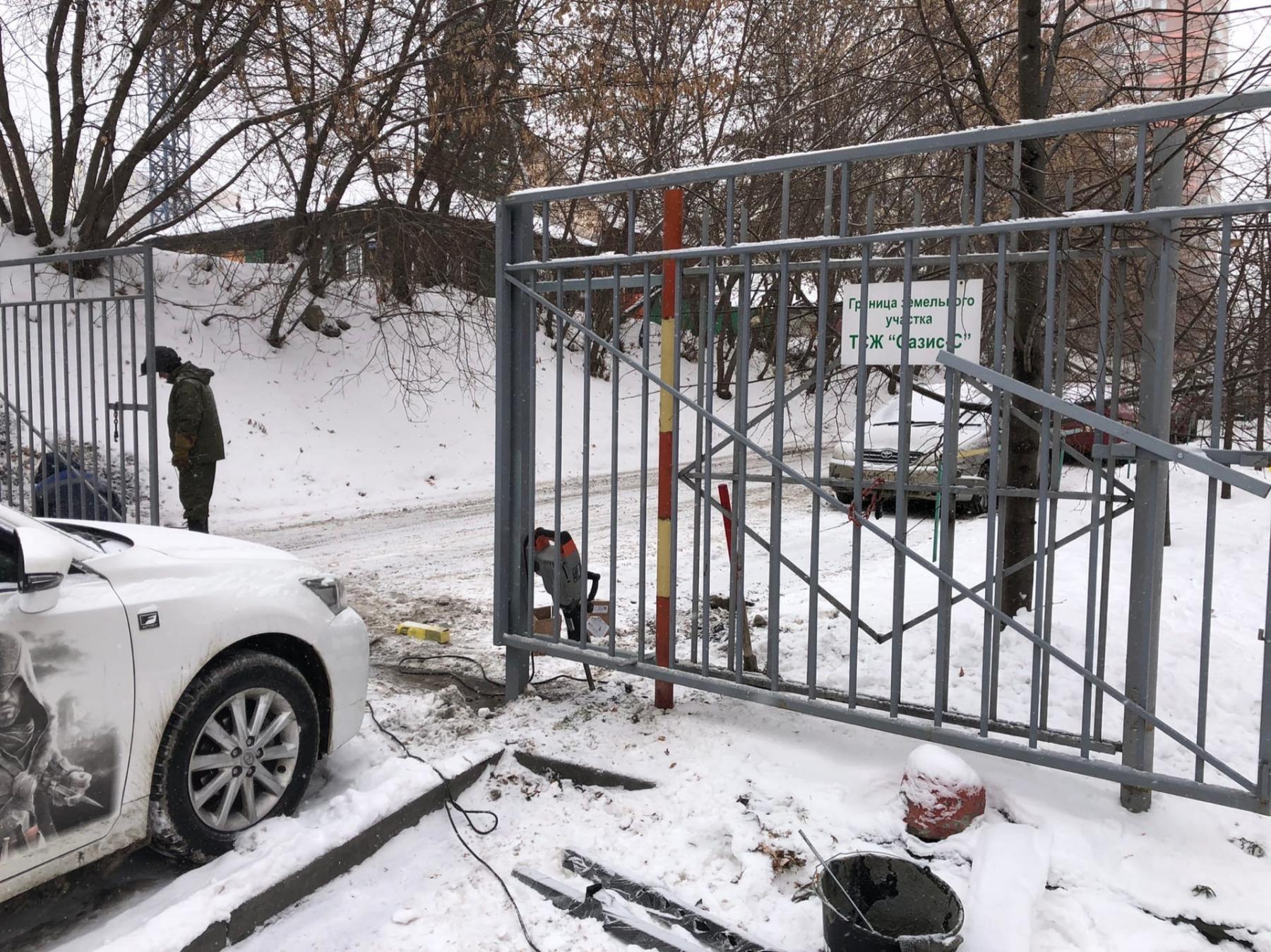 Фото Новосибирцев возмутило перекрытие воротами улицы Маяковского 2