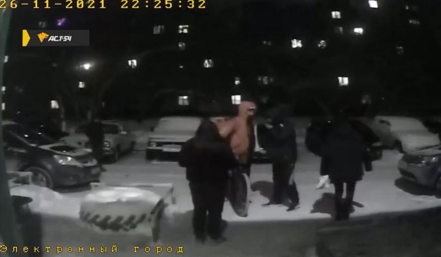 Задержали нападавших на мужчину. Задержали полиция доставщик. Происшествие на Северо Чемском Новосибирск свежие.