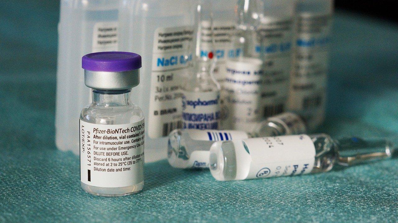 Фото Pfizer после «Спутника»: учёный рассказал, можно ли делать зарубежную и российскую вакцину одновременно 2