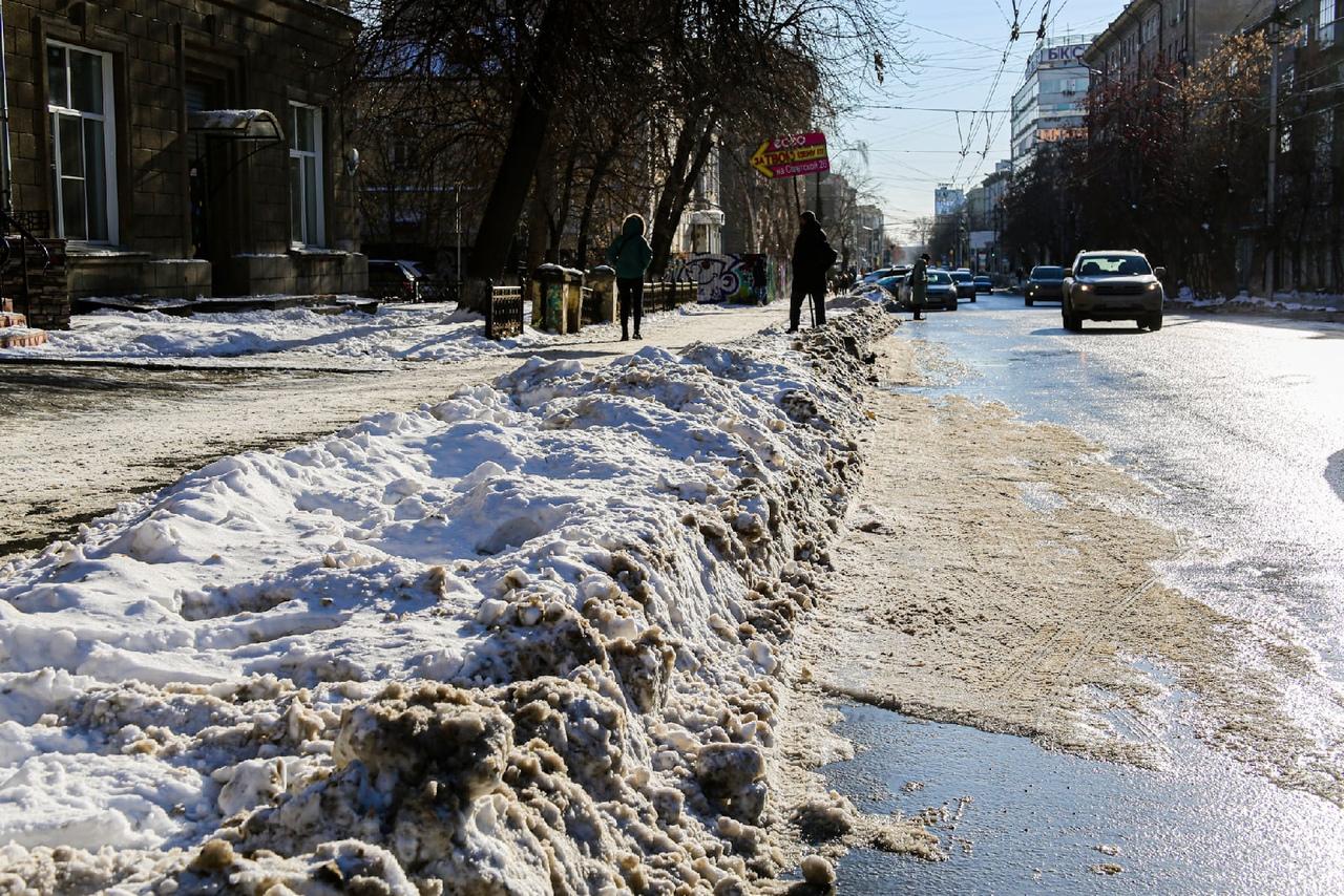 Фото «Фестиваль снежного уродства»: водители раскритиковали уборку дорог и парковок в Новосибирске 9