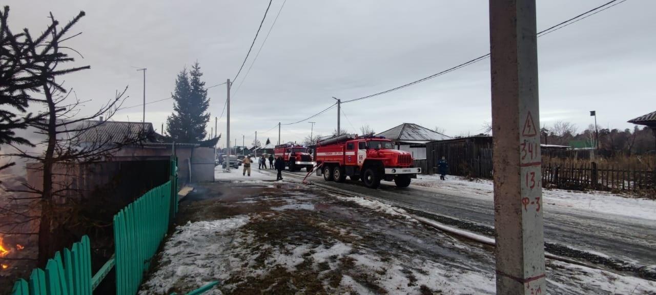 Фото Два человека погибли в пожаре в деревне Новосибирской области 4