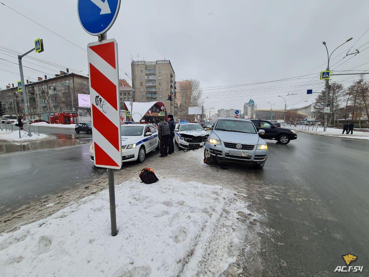 Фото Полицейская Skoda Octavia и Volkswagen Touareg столкнулись в центре Новосибирска 2