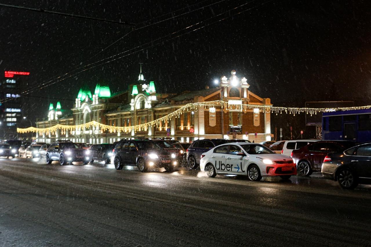 Фото В Новосибирске включили новогоднюю подсветку длиной 980 метров 4