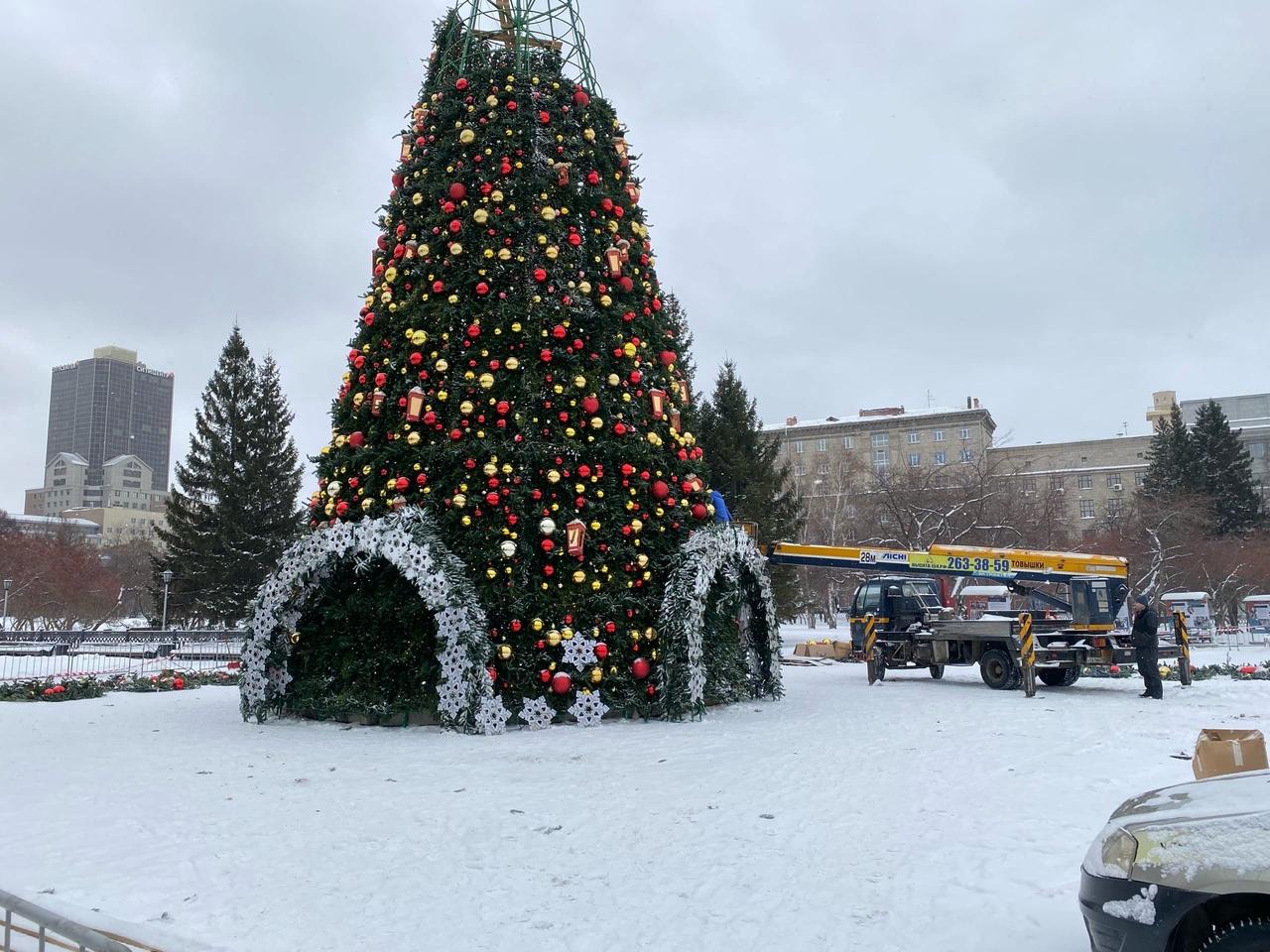 Фото В Новосибирске начали устанавливать ёлку на площади Ленина 4
