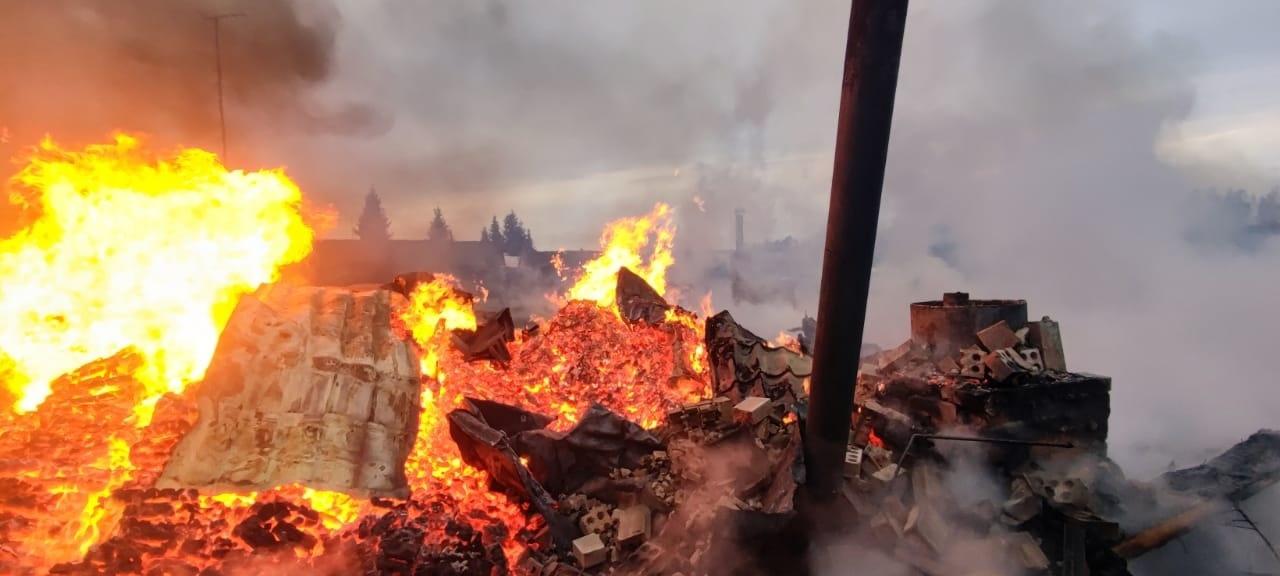 Фото Два человека погибли в пожаре в деревне Новосибирской области 2