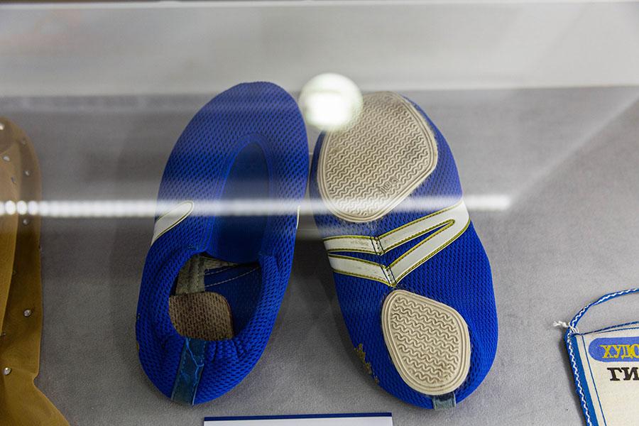 Фото Борцовки Карелина и чешки Подгорного: в Новосибирске открылась выставка обуви олимпийских чемпионов 4