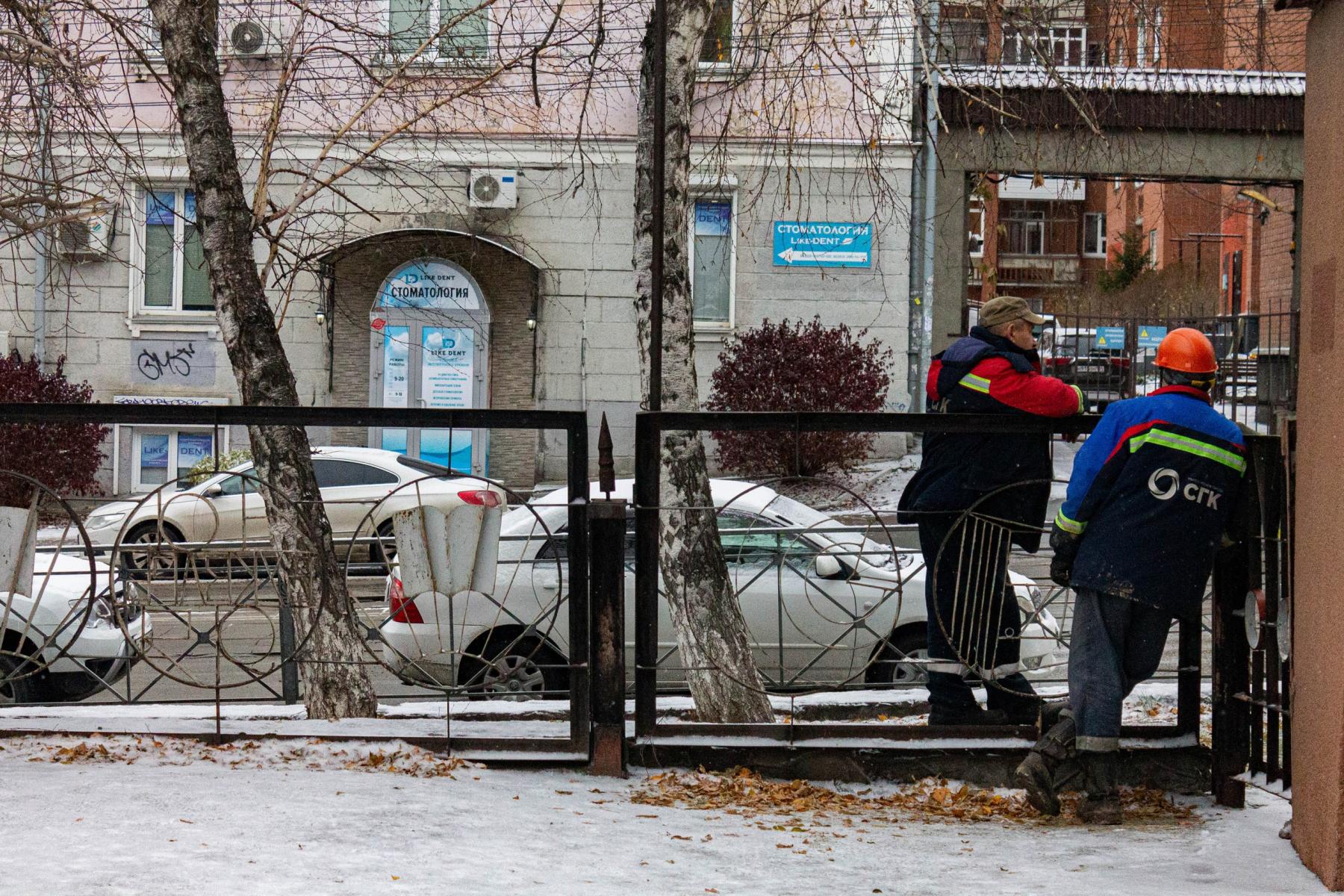 Фото «Живём как на пороховой бочке»: трое рабочих провалились в яму с кипятком в Новосибирске, но местных жителей это не удивило 10