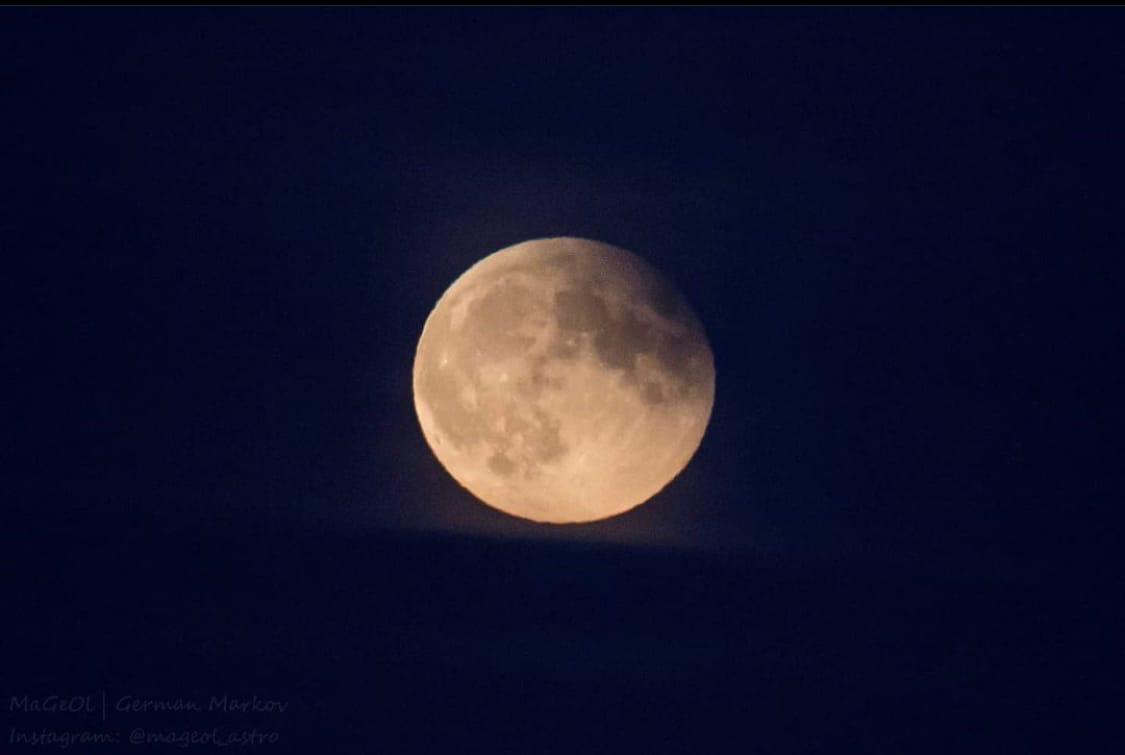 Фото Астрофотограф сделал снимки красного лунного затмения из Новосибирска 2