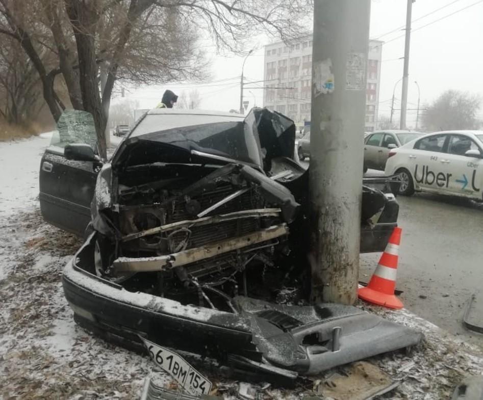 Фото В Новосибирске чёрная Toyota Crown врезалась в столб на улице Фабричной 3