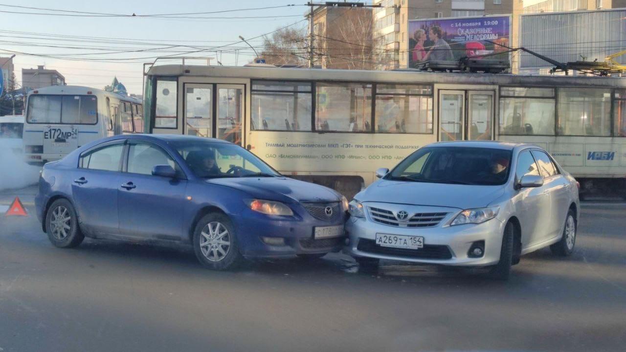 Фото Два трамвая заблокировали движение на перекрёстке в Центральном районе Новосибирска 4