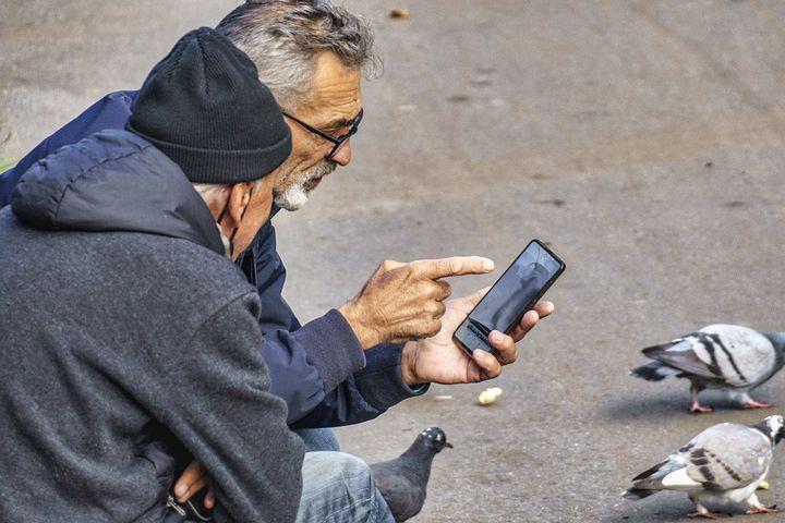 Фото «Полковник Иванов слушает!»: вот как российские пенсионеры отвечают телефонным мошенникам из банков – учитесь 2