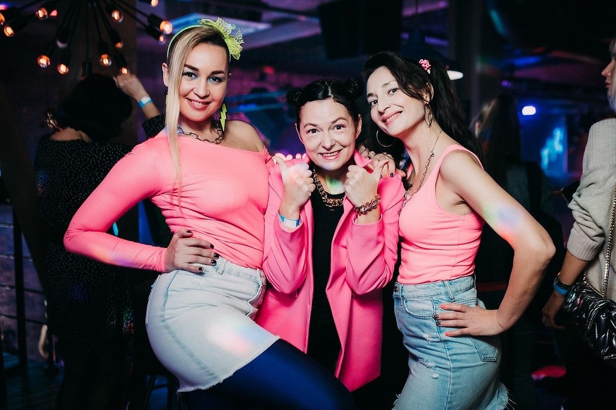 Фото В Новосибирске открылся бар «Руки Вверх!» с неповторимой атмосферой 90-х 5