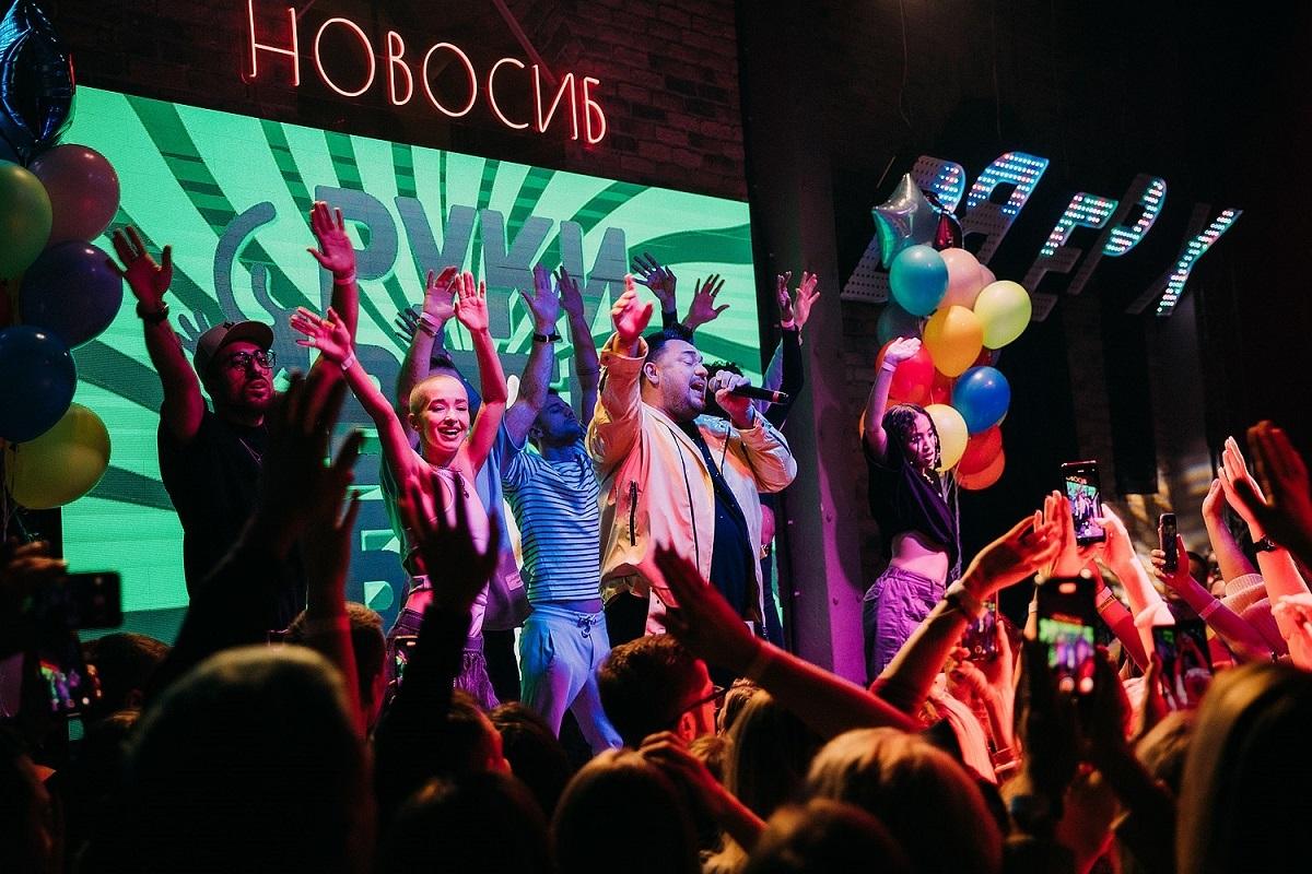 Фото В Новосибирске открылся бар «Руки Вверх!» с неповторимой атмосферой 90-х 7