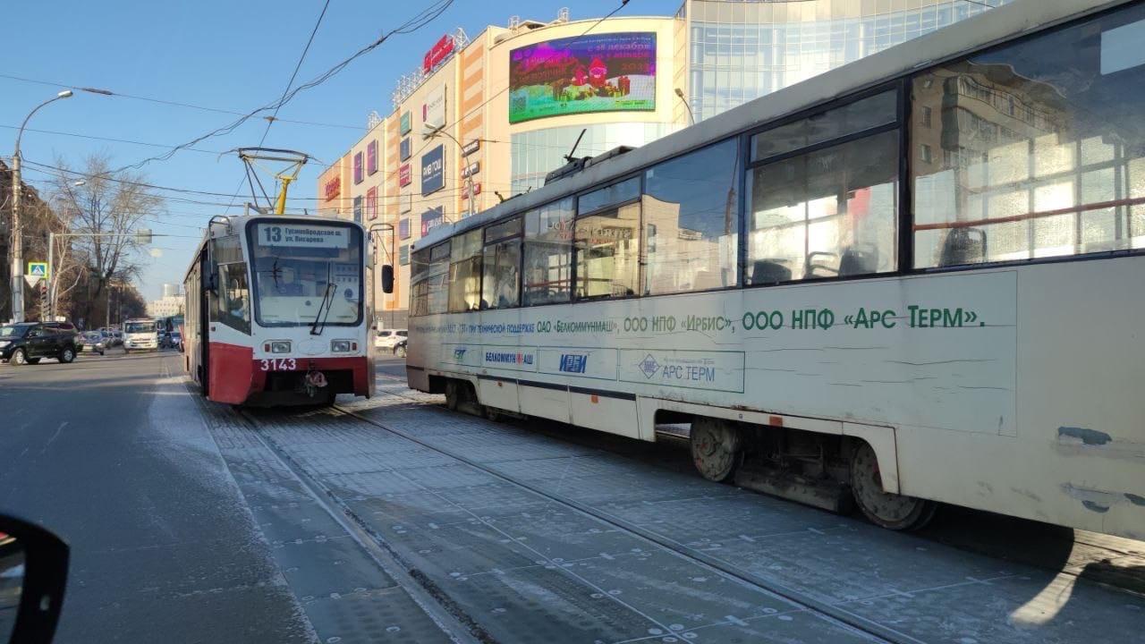 Фото Два трамвая заблокировали движение на перекрёстке в Центральном районе Новосибирска 2