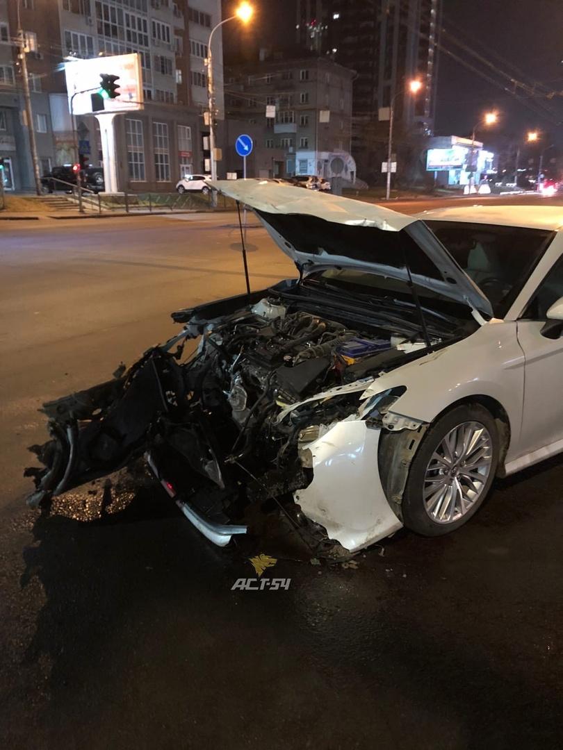 Фото 5 автомобилей столкнулись в центре Новосибирска в ночь на 3 ноября 3