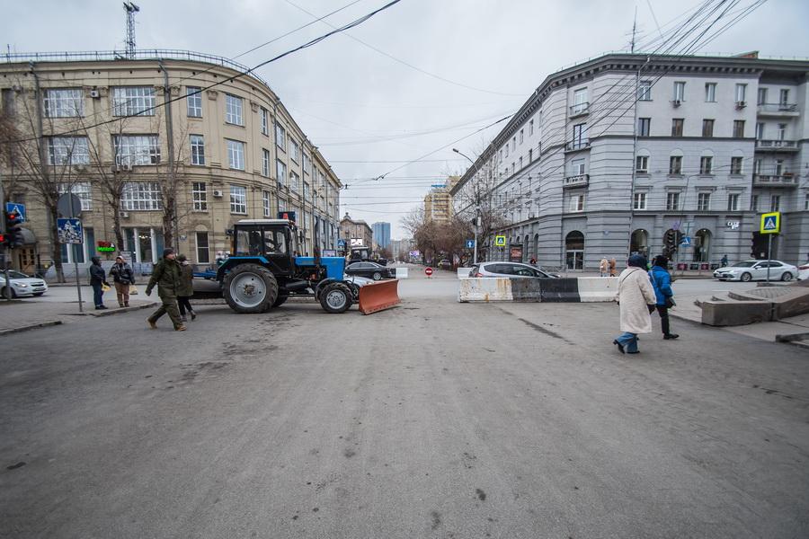 Фото В Новосибирске перекрыли улицу Ленина: 10 фото опустевших дорог 5