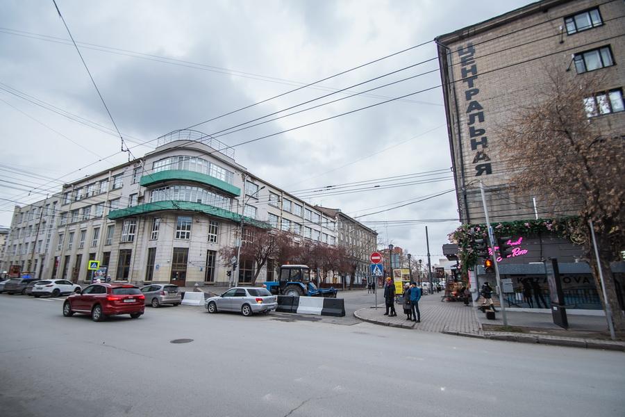 Фото В Новосибирске перекрыли улицу Ленина: 10 фото опустевших дорог 10