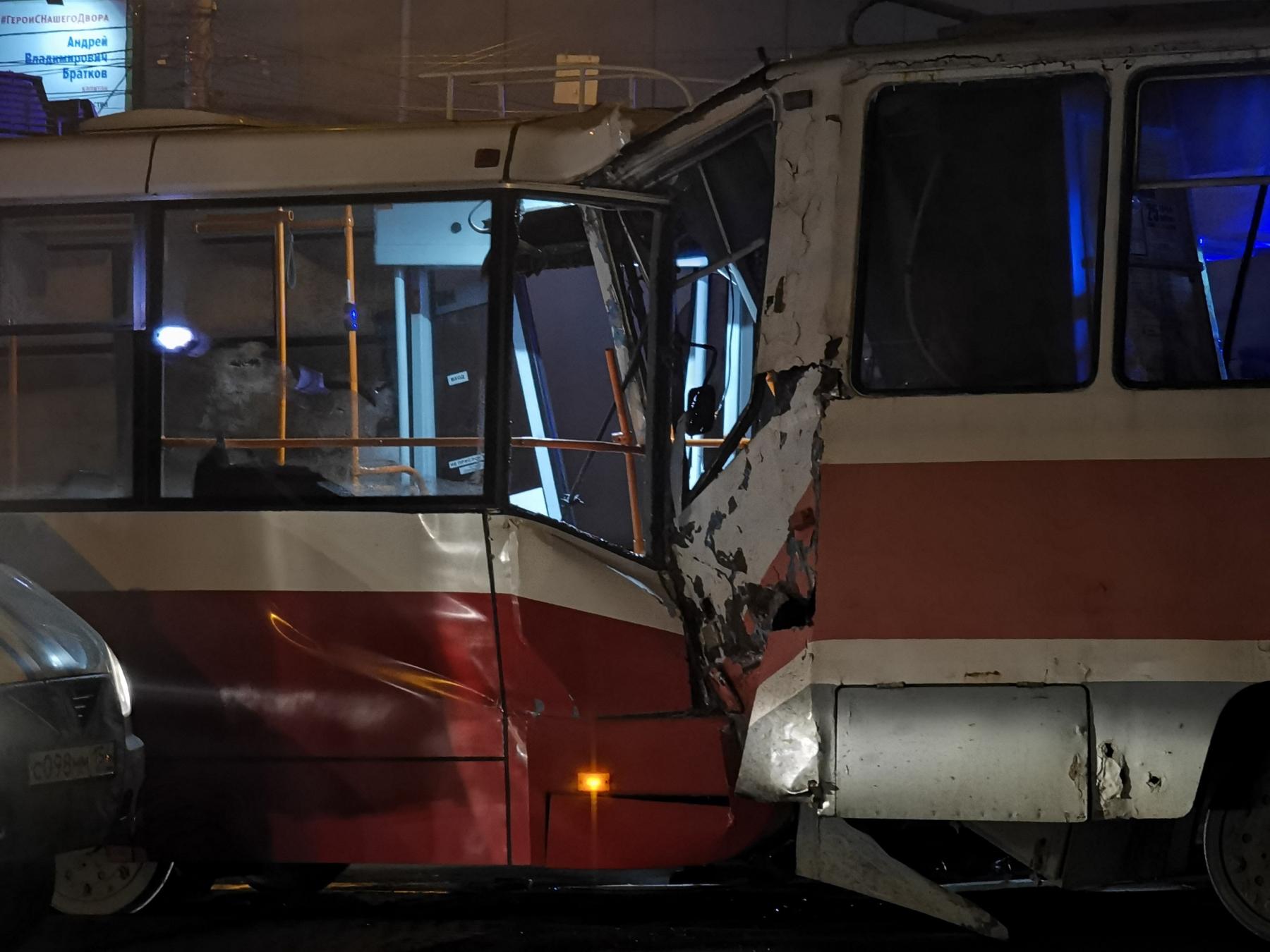 Фото «Стояла бы сзади — на кладбище оказалась»: пассажирка рассказала об аварии с двумя трамваями в Новосибирске 3