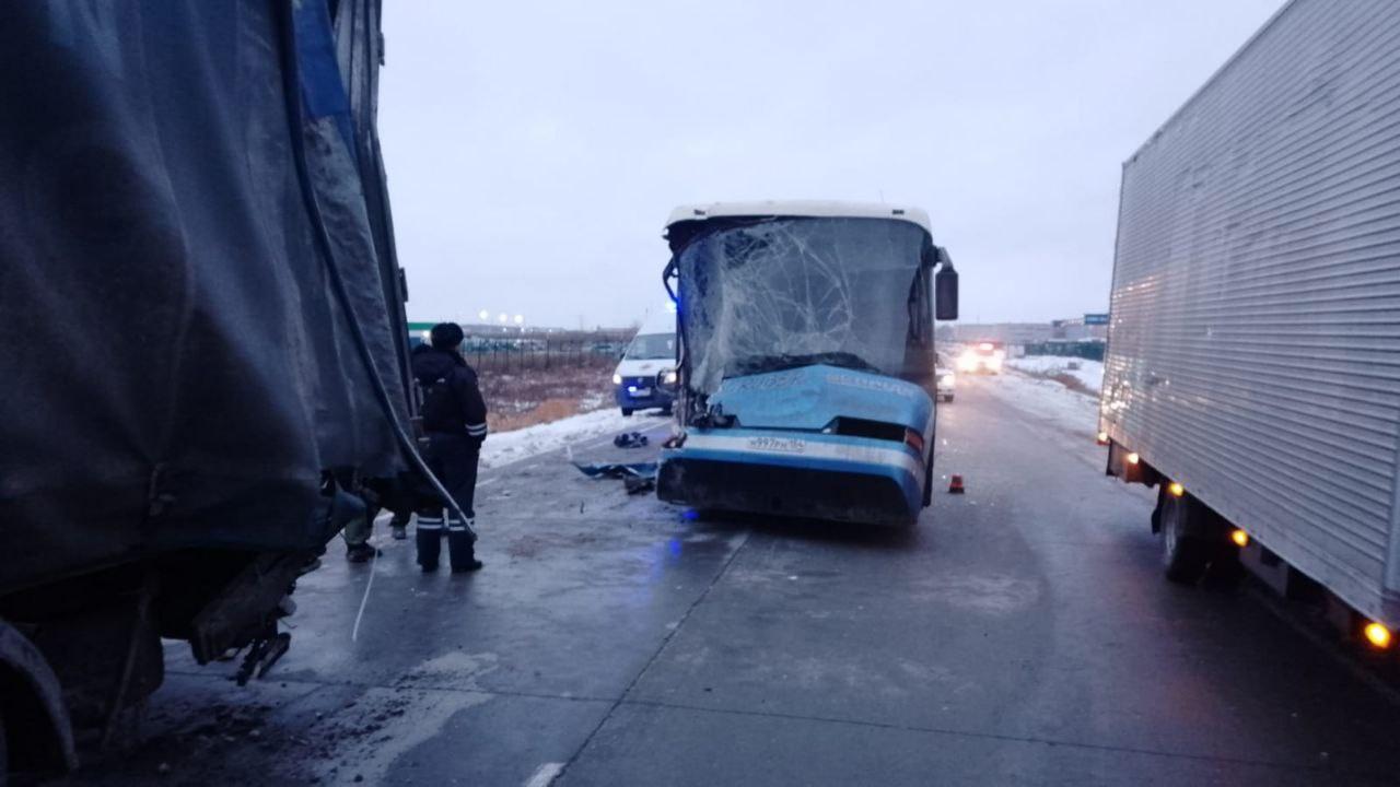 Фото 10 пассажиров автобуса пострадали в ДТП с грузовиком на трассе под Новосибирском 2