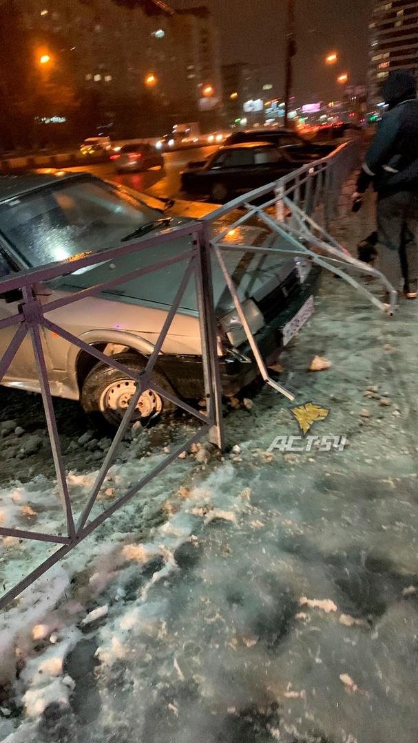 Фото Водитель сломал спину в массовом ДТП у ТЦ «Горский» в Новосибирске 3