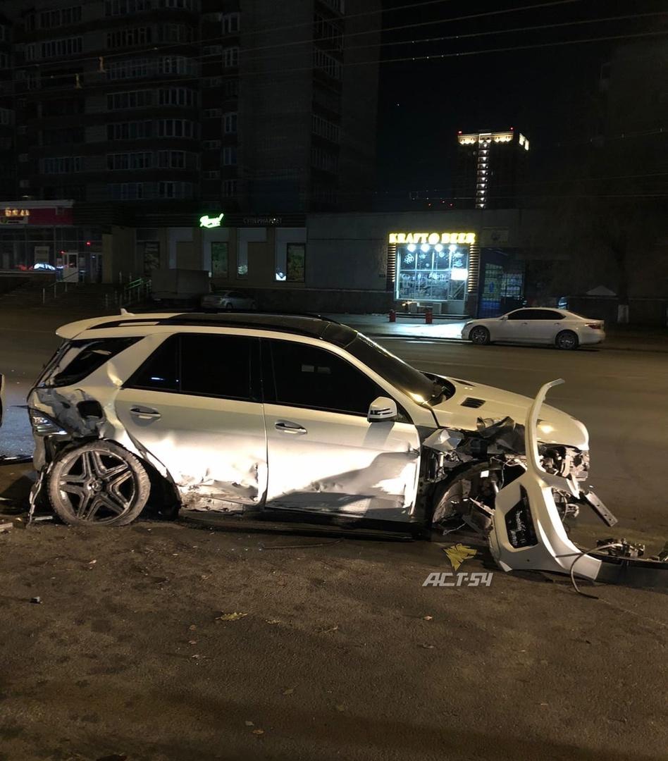 Фото 5 автомобилей столкнулись в центре Новосибирска в ночь на 3 ноября 4