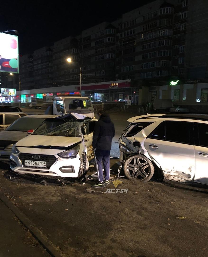 Фото 5 автомобилей столкнулись в центре Новосибирска в ночь на 3 ноября 2