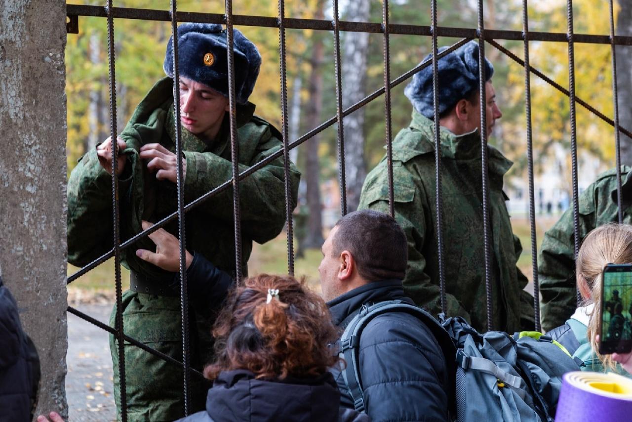 Фото «Один телефон на всех»: жительницы Новосибирска рассказали о звонках мобилизованных мужей 2
