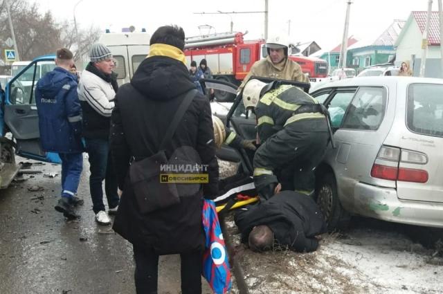 Фото В Новосибирске погибли водитель и пассажир Toyota после столкновения с маршруткой 2