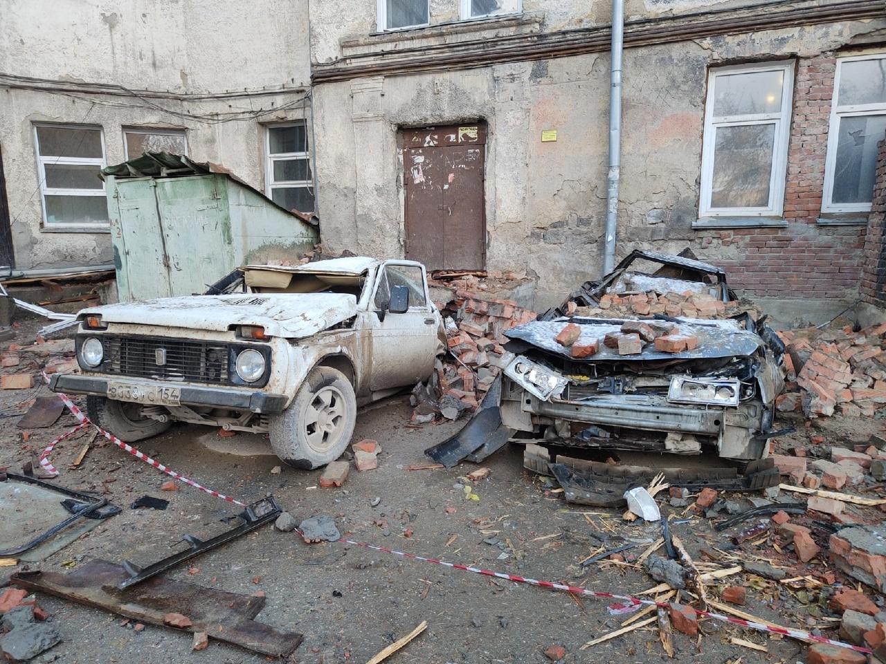 Фото В Новосибирске жильцам общежития с сорванной крышей выплатили более 100 тысяч рублей 3