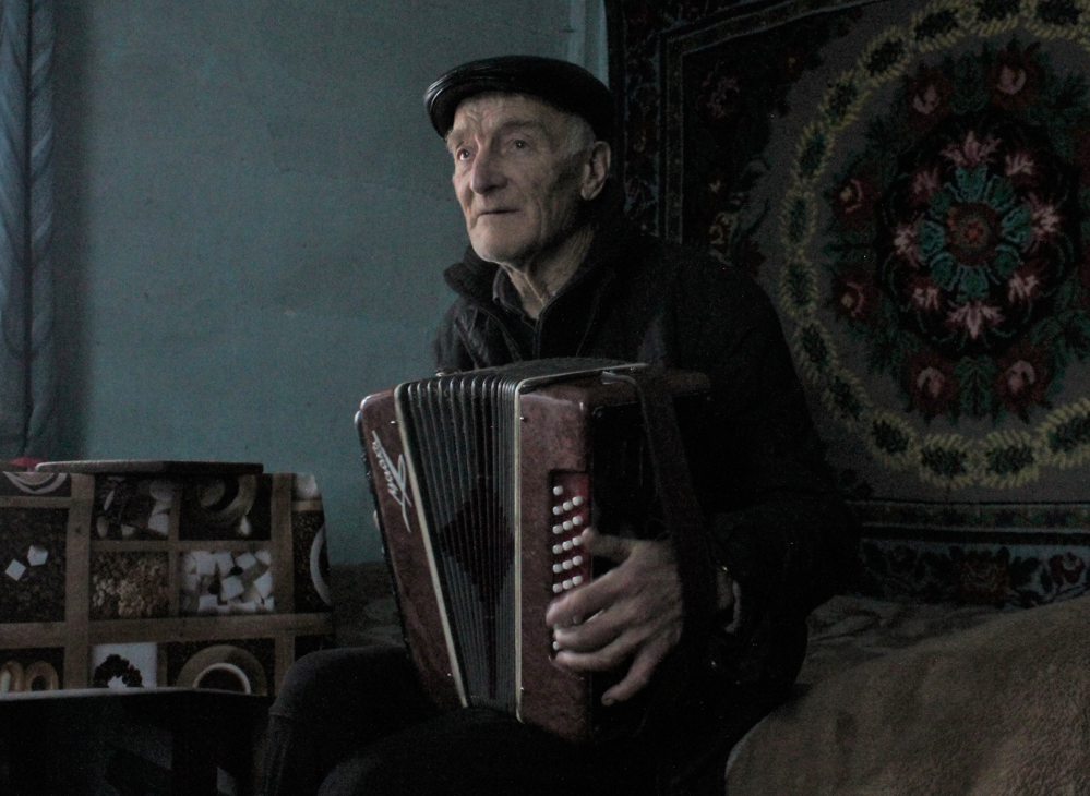 Фото 81-летний уличный гармонист из Новосибирска рассказал о заработке на еду собакам 2