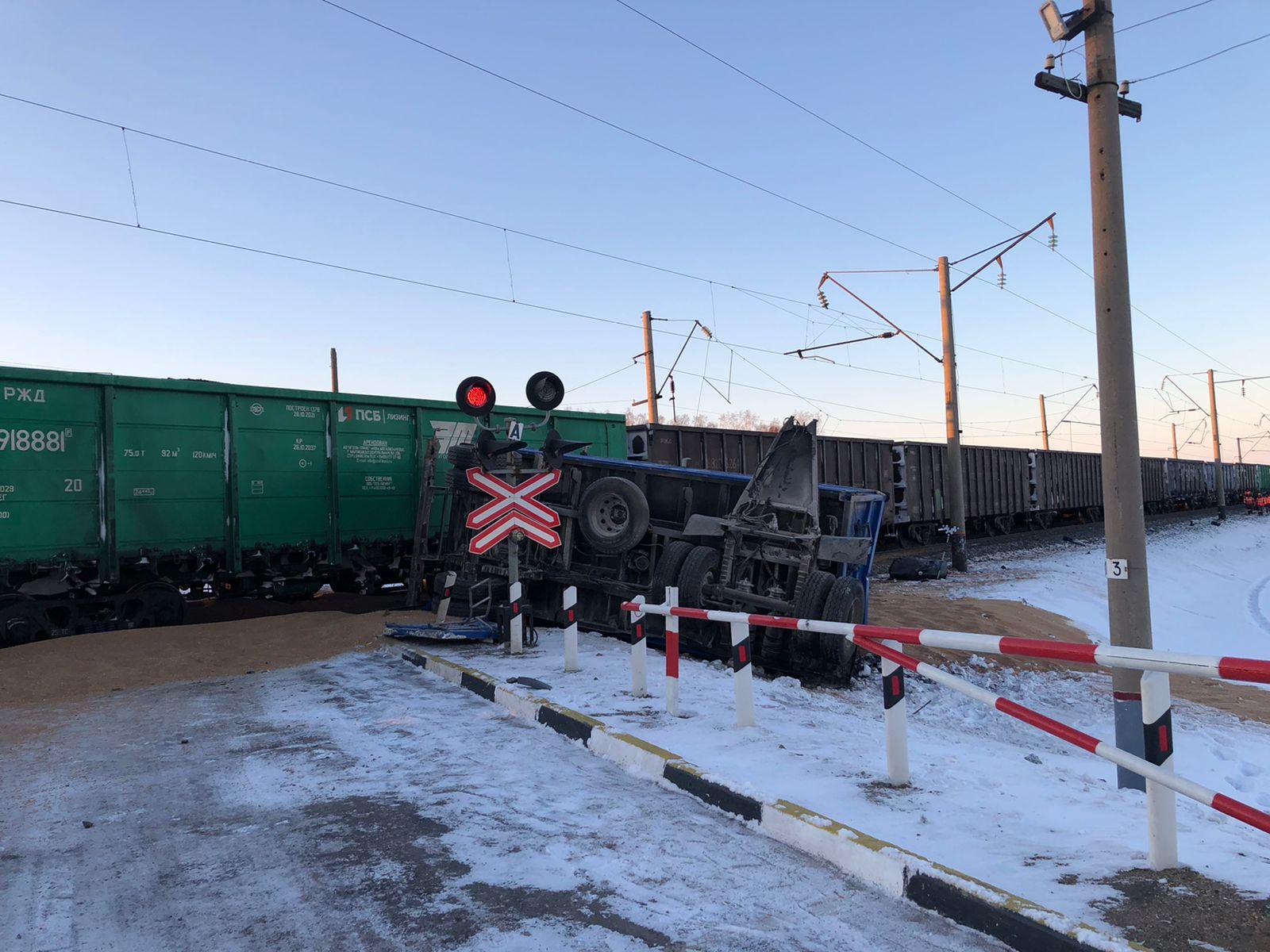 Фото Водитель грузовика погиб под Новосибирском после столкновения с поездом 2