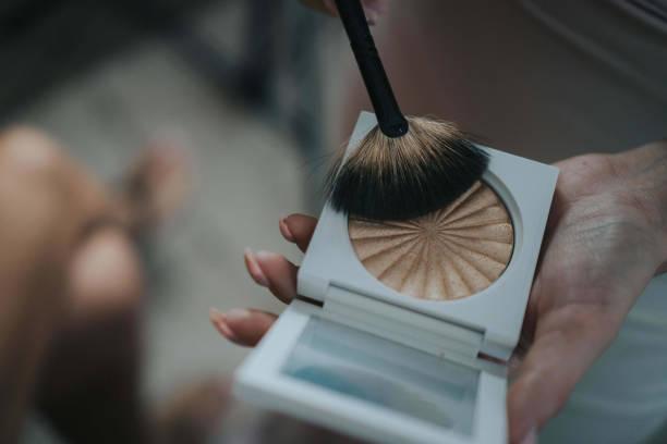 Фото Убрать нависшее веко можно с помощью макияжа: 3 секрета визажистов для женщин после 40 лет 2