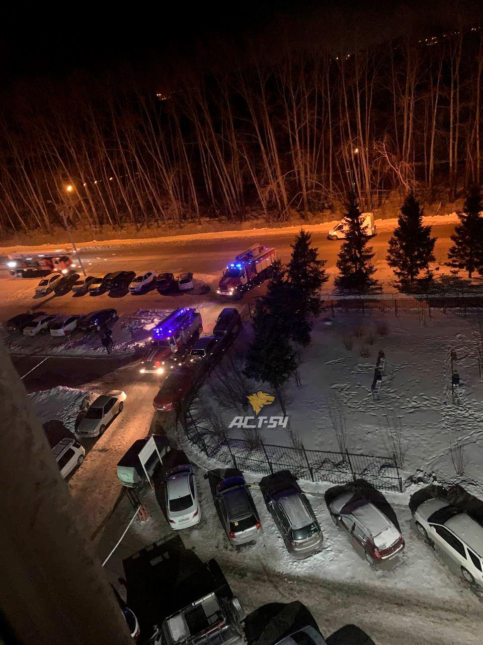 Фото Ночью в Новосибирске несколько машин МЧС и скорой помощи приехали на Родники 2