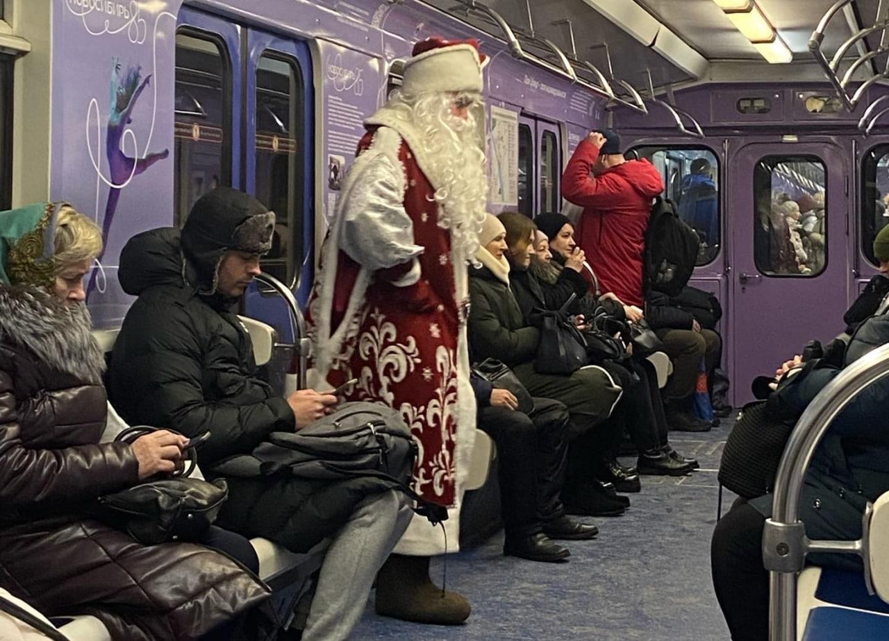 Фото В Новосибирске Дед Мороз проехал в метро 2
