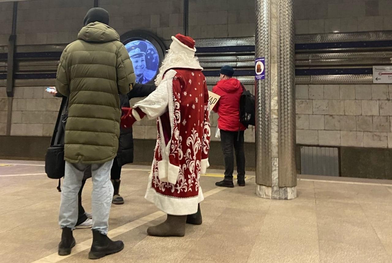 Фото В Новосибирске Дед Мороз проехал в метро 3