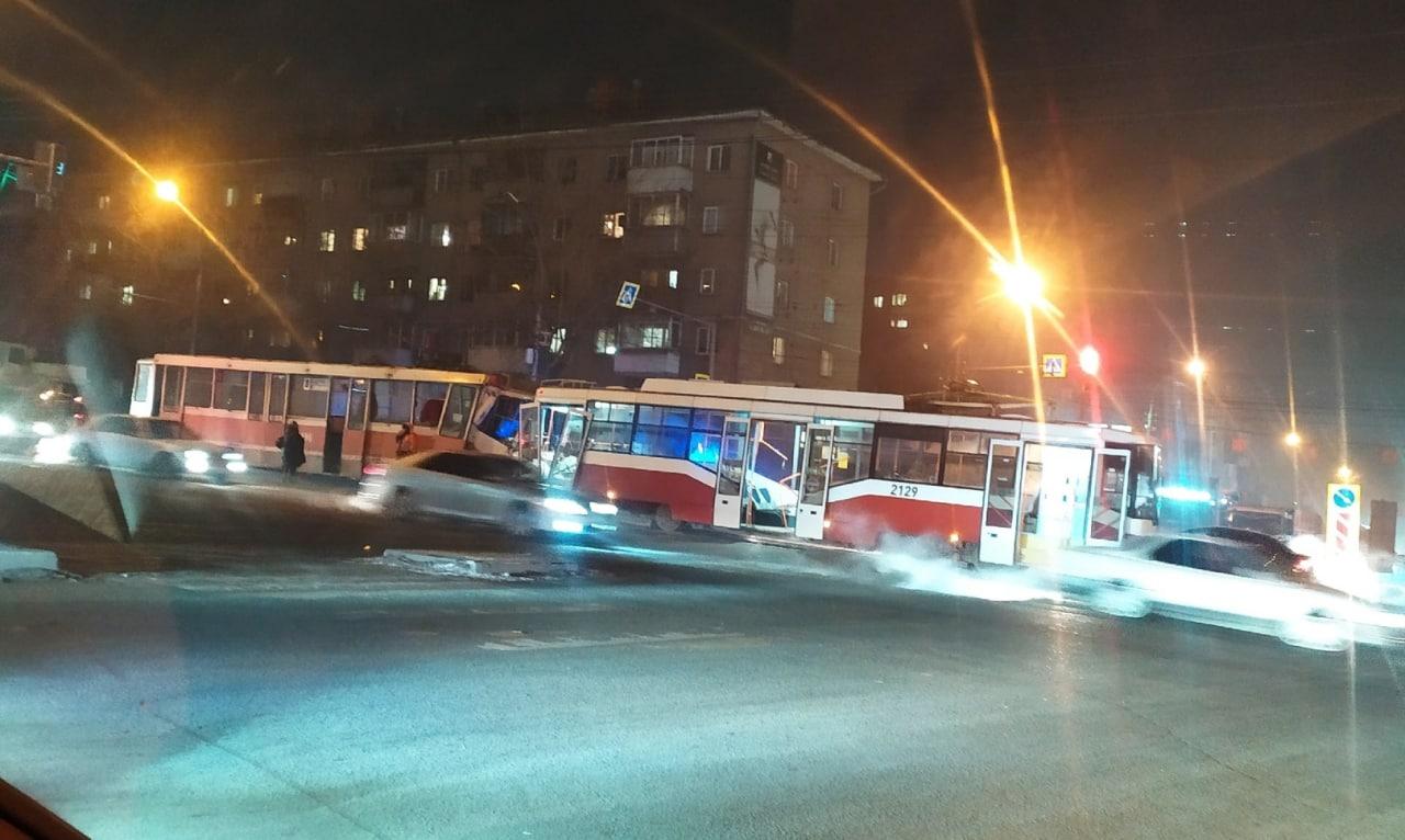 Фото До 15 увеличилось количество пострадавших в аварии с двумя трамваями в Новосибирске 2