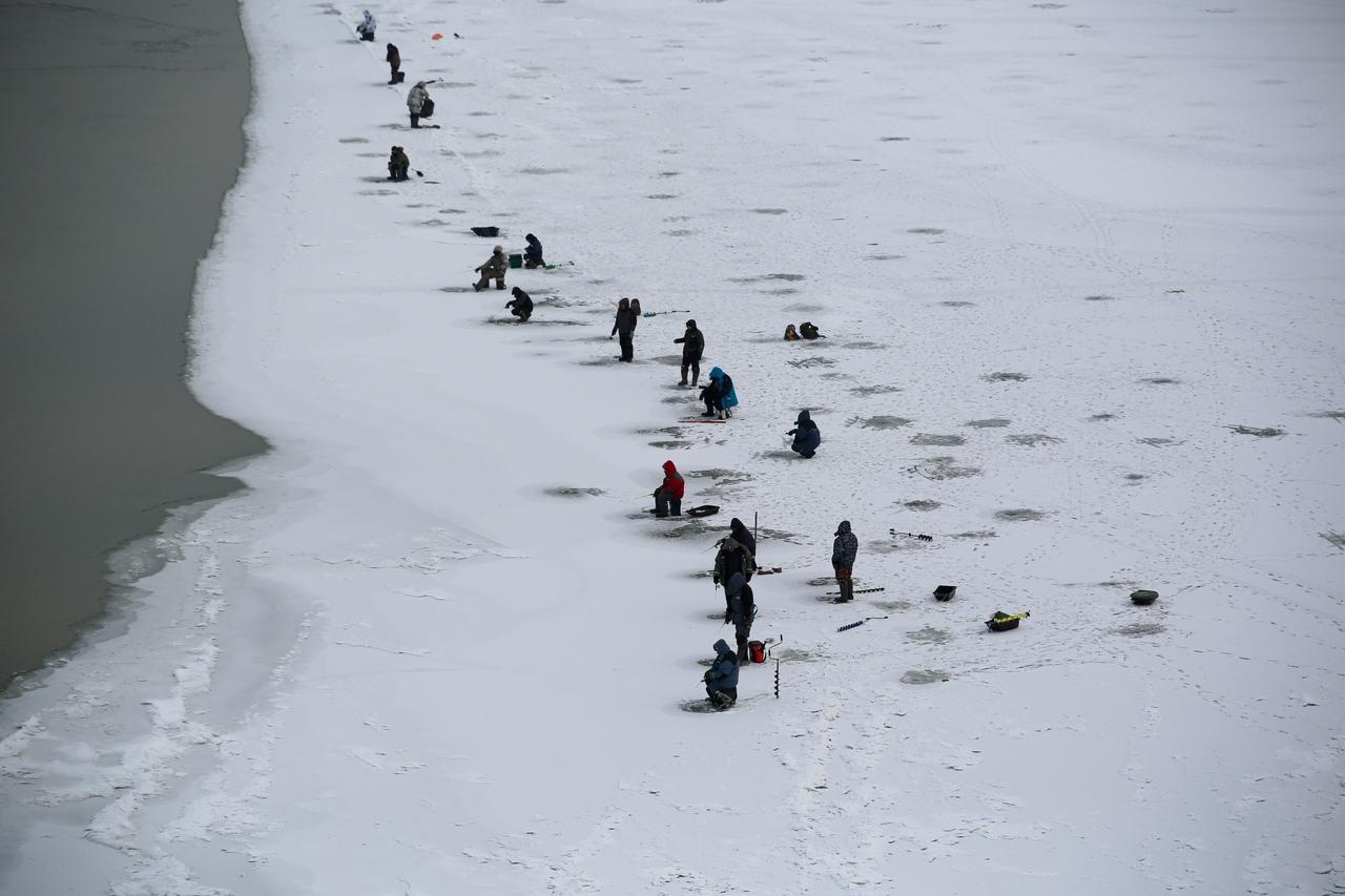 Фото В Новосибирске рыбаки похвастались уловом в 30-градусный мороз 3