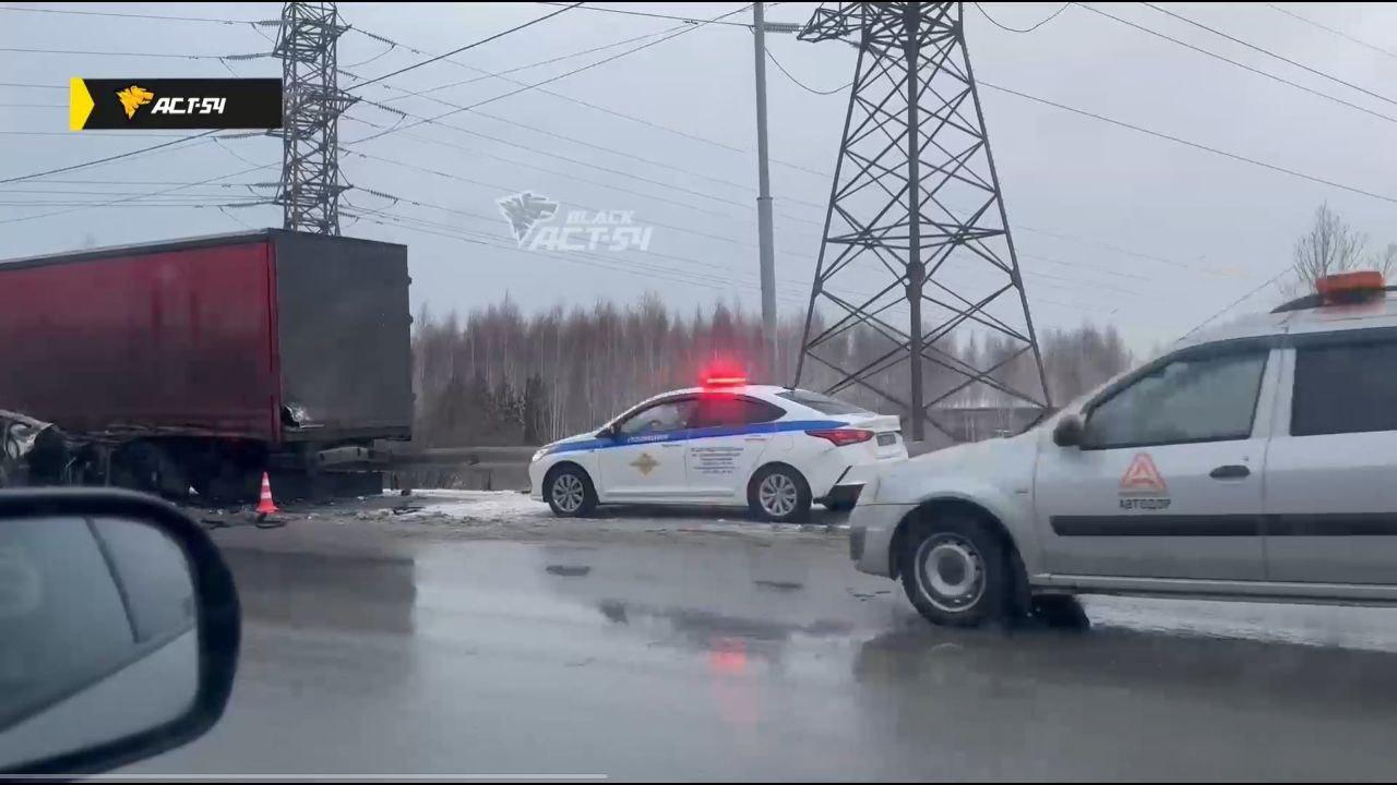 Фото В Новосибирске Porsche Cayenne влетел в фуру 2