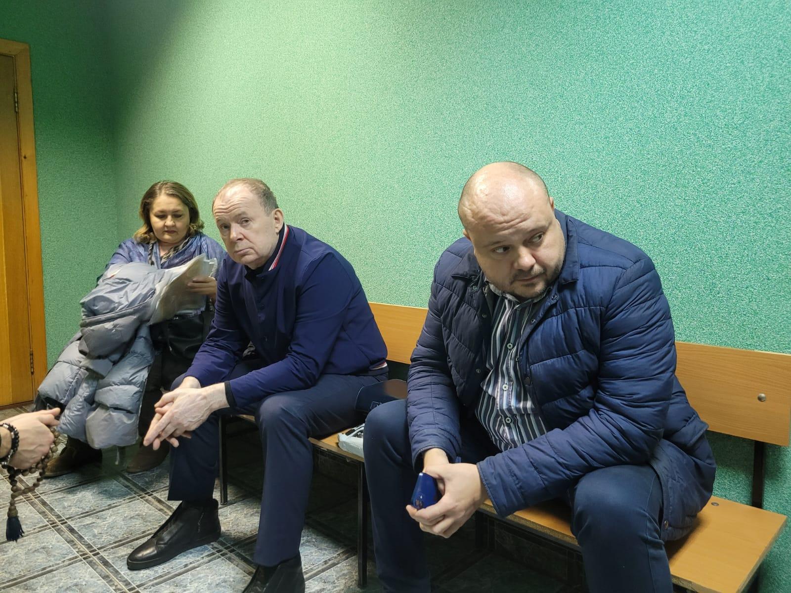 Фото В Новосибирске адвокаты обвиняемого в коррупции экс-сенатора Лаптева собрали для суда подписи верующих 3