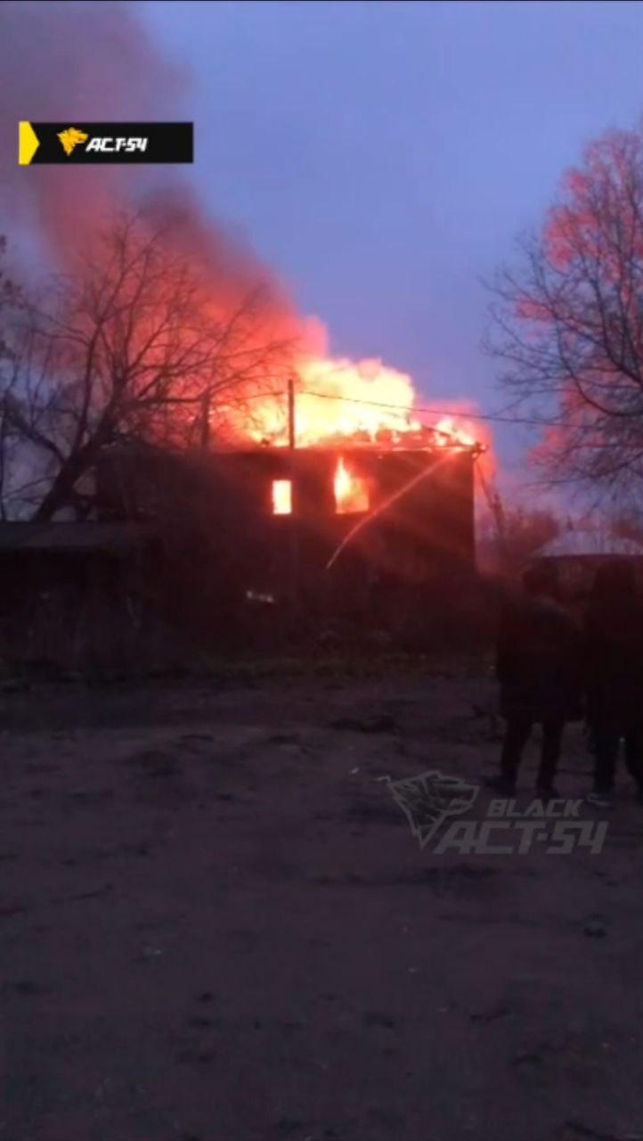 Фото В Новосибирске в Октябрьском районе загорелся двухэтажный дом 3