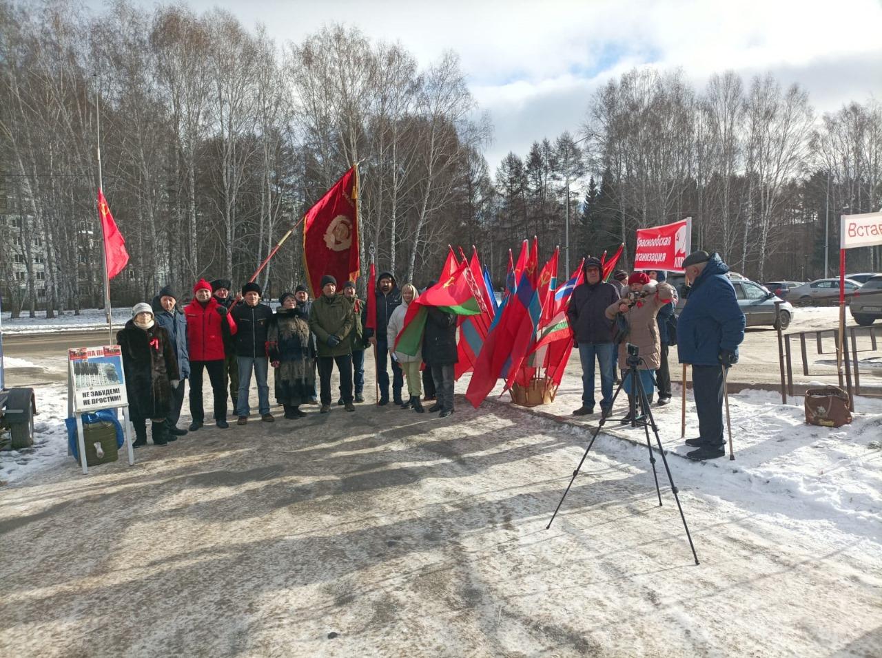 Фото Под Новосибирском коммунисты провели митинг за парковки и места на кладбище 2