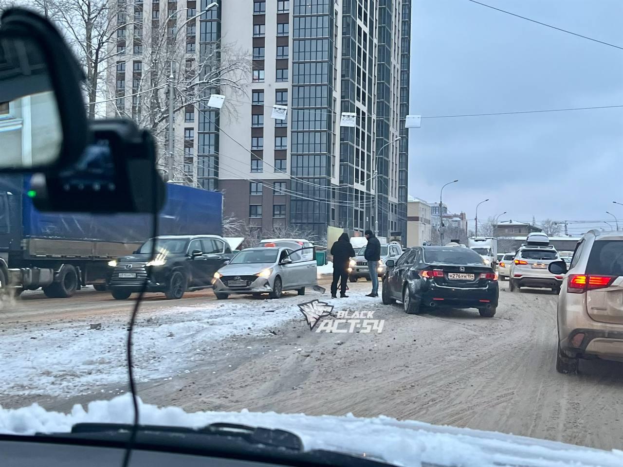 Фото Массовые ДТП и мобилизация техники: последствия первого крупного снегопада в Новосибирске 3